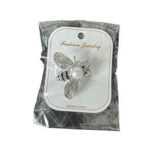 Brand new bee brooch. Silver.